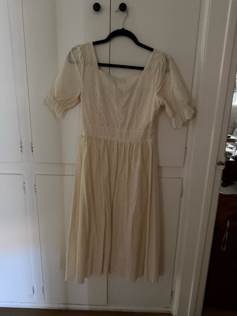 Simple Retro Women’s Cream Button-Front Midi Dress with Puff Sleeves - Picture 5 of 5